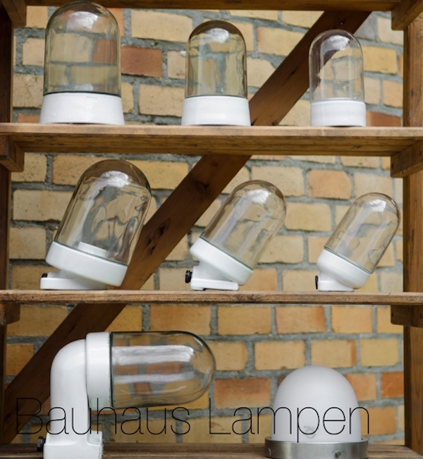 Verschiedene Porzellan - Glaskolben Lampen im Bauhaus Design auf einem Holzregal