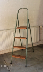 Eine alte originale Holzleiter / Stahlrohrleiter (grün) / Klappleiter / Stufenleiter. Sie besitzt drei Stufen und einen Tritt.Ideal geeignet auch als Raumaccessoires, Blumenständer, Handtuchablage etc..