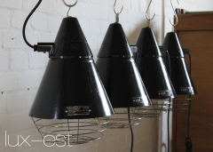 Kegelförmige Industrielampe / Fabriklampe / Bakelitlampe aus der Agrarwirtschaft aus schwarzem Bakelit (geringfügig farbig pigmentiert) mit dazugehörigem Schutzgitter aus Stahldraht. 